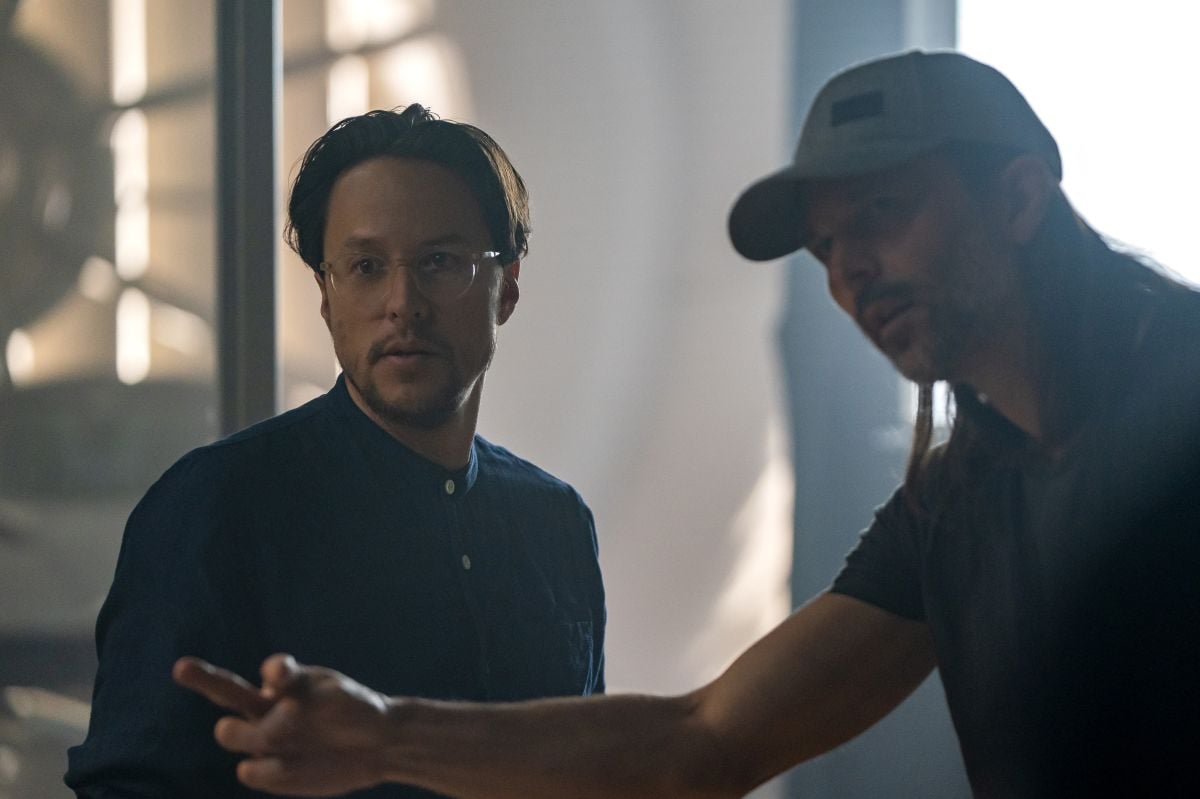 Director Cary Joji Fukunaga (left) and cinematographer Linus Sandgren, ASC, FSF discuss a scene.