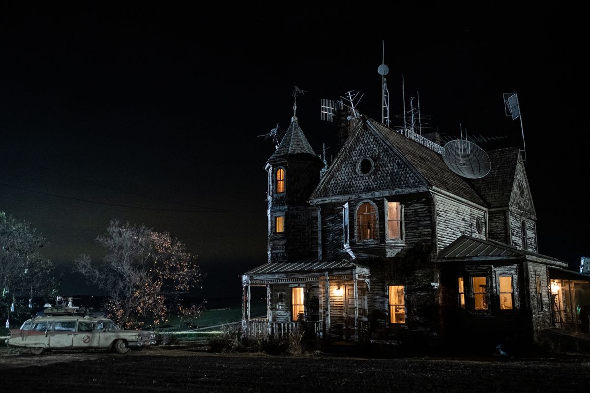 The Ecto-1 rolls up on Egon Spengler’s dilapidated mansion, built on location by production designer François Audouy and his crew. Working with young actors limited night-shooting hours, so a duplicate mansion set was constructed onstage.