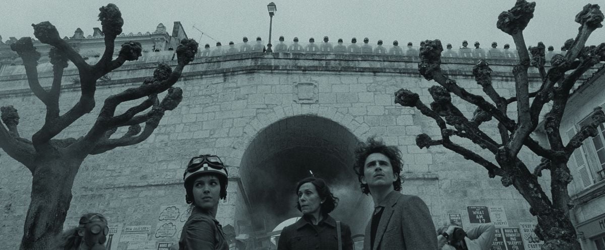 Student revolutionaries Juliette (Lyna Khoudri, left) and Zeffirelli flank journalist Lucinda Krementz (Frances McDormand) at the barricades, under heavy police scrutiny.