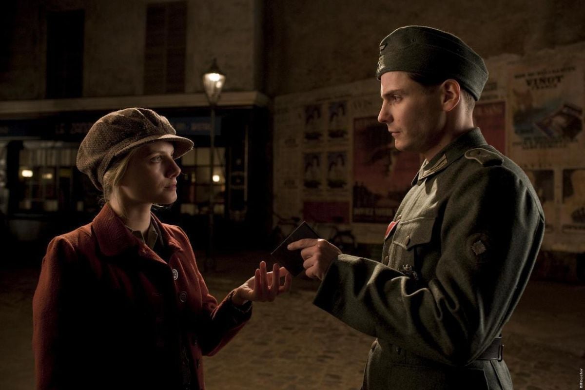 Shosanna meets German soldier and national hero/propaganda tool Fredrick Zoller (Daniel Brühl).