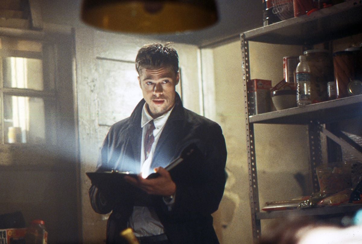 In the Gluttony scene, a practical flashlight bounced into a piece of card stock on the detective’s notebook adds a perfect bit of soft fill on Pitt.