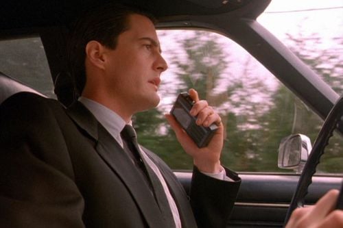 FBI Agent Dale Cooper (Kyle MacLachlan) arrives in Twin Peaks to investigate the death of Laura Palmer.