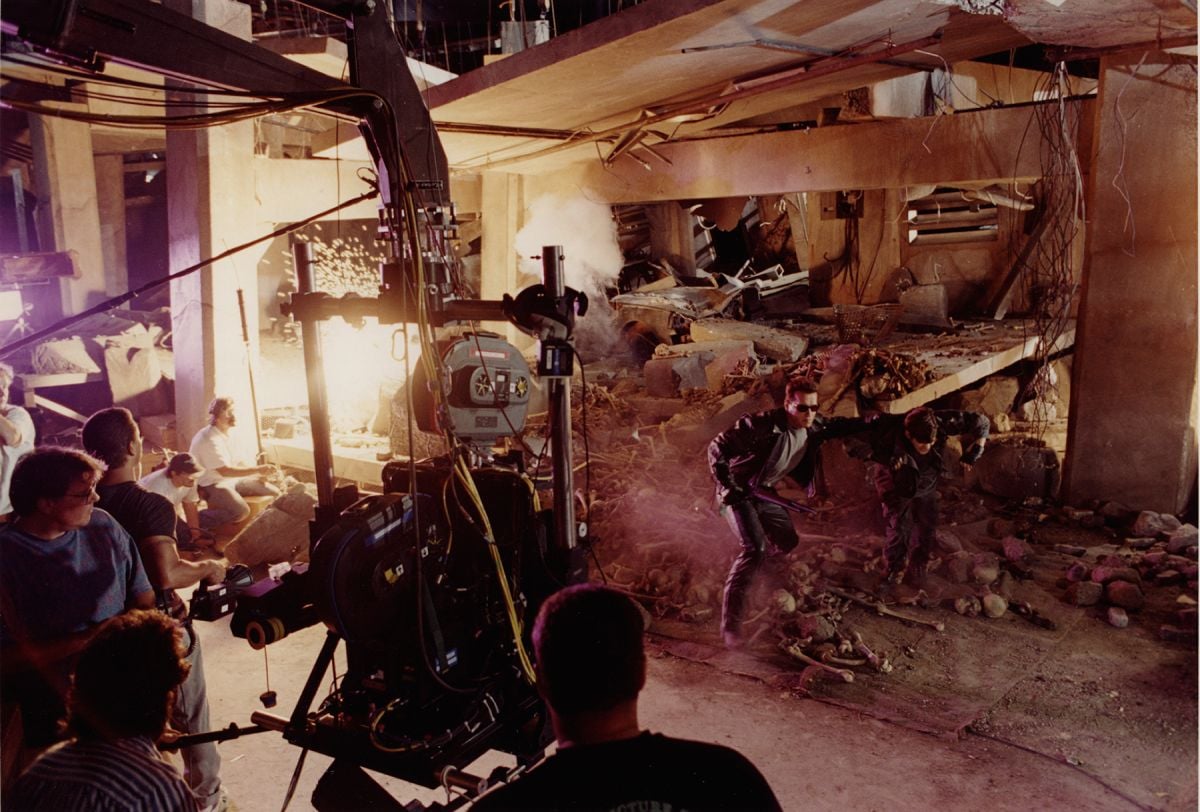 A 3D sequel of sorts to Cameron’s Terminator 2: Judgment Day (1991) — shot by Adam Greenberg, ASC — the ride film T2 3-D: Battle Across Time (1996) was created for an attraction at Universal Studios’ theme parks. Following True Lies, Cameron brought Carpenter in to shoot the unique project, which was photographed in 3D with twin 35mm cameras mounted together, as seen in this shot featuring the crew lining up on the Terminator himself, Arnold Schwarzenegger.