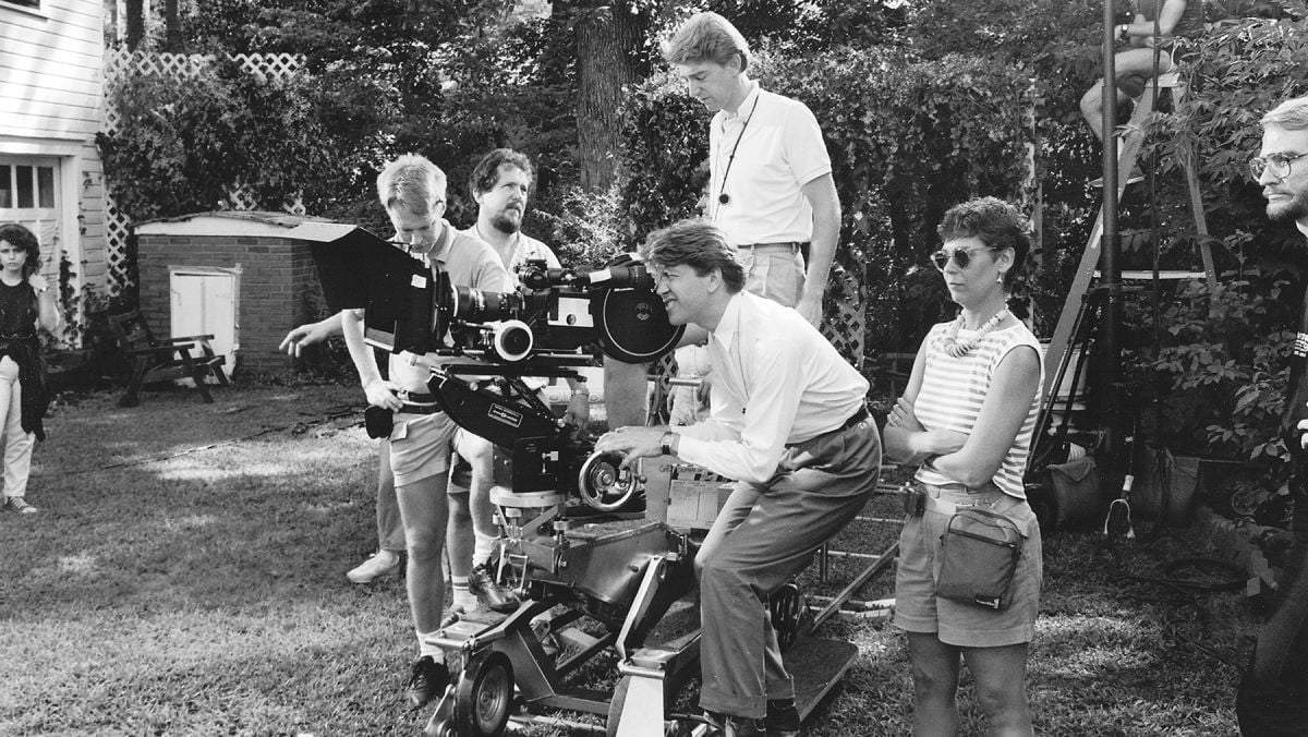 Filming in Jeffrey’s seemingly tranquil back yard, Elmes (center) stands by as Lynch takes a turn at the eyepiece. The production employed Arri BL3 and 35 III cameras and J-D-C Scope anamorphic lenses.