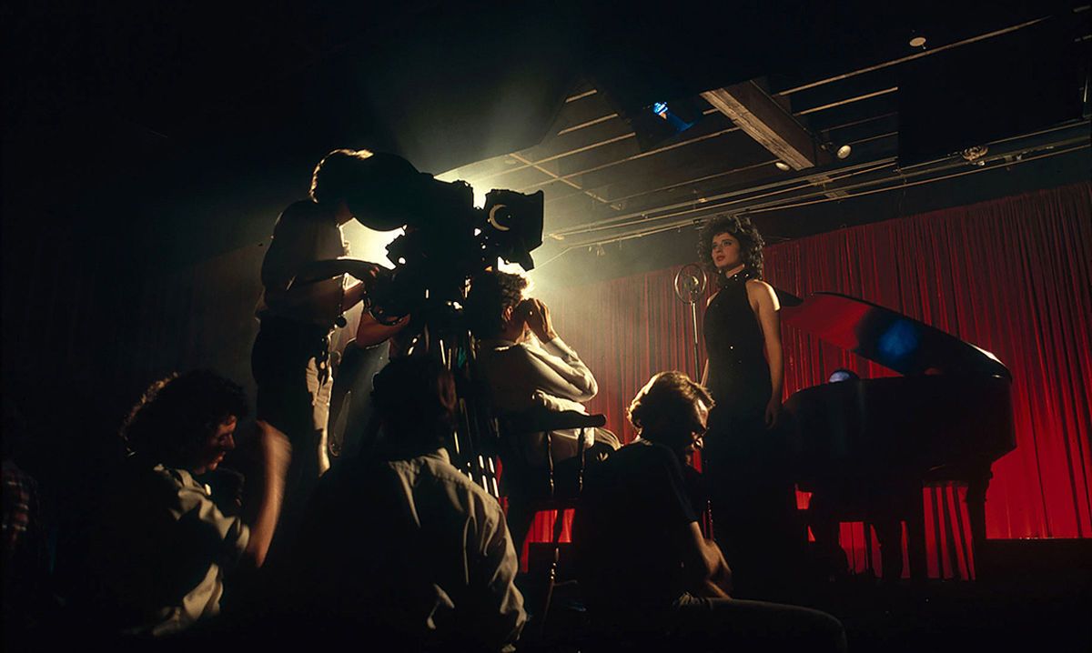 A production still from German filmmaker Peter Braatz’s 2016 documentary Blue Velvet Revisited, showing Elmes operating a closeup on Rossellini while shooting the cabaret sequence (seen below).