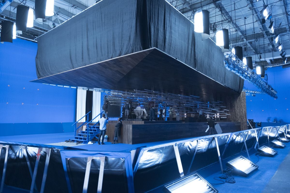 The crew readies the bluescreen set for the throne room of the Jabari Tribe, who oppose T'Challa's rule.