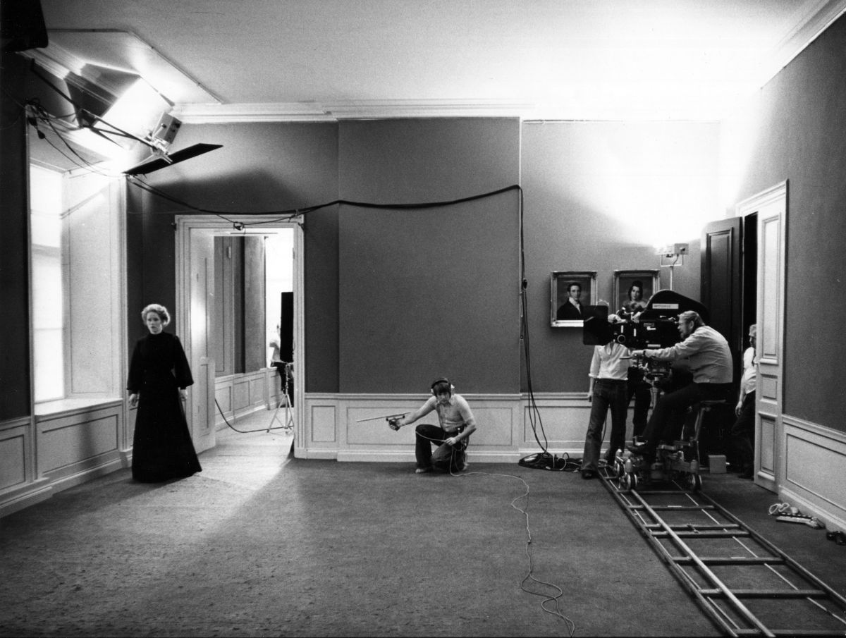 Nykvist operating a shot on Cries & Whispers (1972).