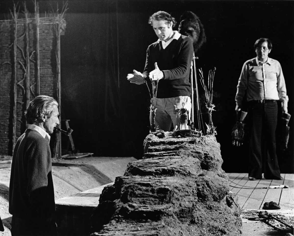 Director John Guillermin and Kline work out the scene in which Jessica Lange's character would be offered to Kong, which would combine live-action and miniature effects (below).