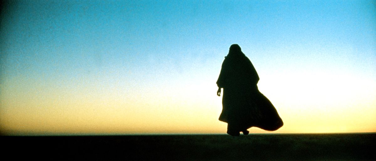 Having traded his uniform for traditional Bedouin attire, British Army lieutenant T.E. Lawrence (Peter O’Toole) walks amidst the dunes in Lawrence of Arabia (1962), photographed by Freddy Young, BSC.