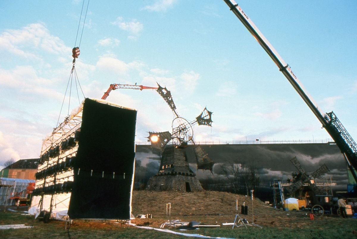 One of the huge softboxes is prepped for liftoff. The roof of each softbox contained 6 24-light Maxi-Brutes, while three of the sides contained a trio of 9-light Maxi-Brutes. Each box also had a 70kw Lightning Strikes unit rigged to its exterior. Diffusion on the lightboxes consisted of tough gridcloth.