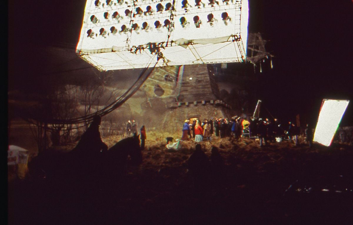 Despliegue de las plataformas masivas de softbox para la secuencia climática del molino de viento de la película.