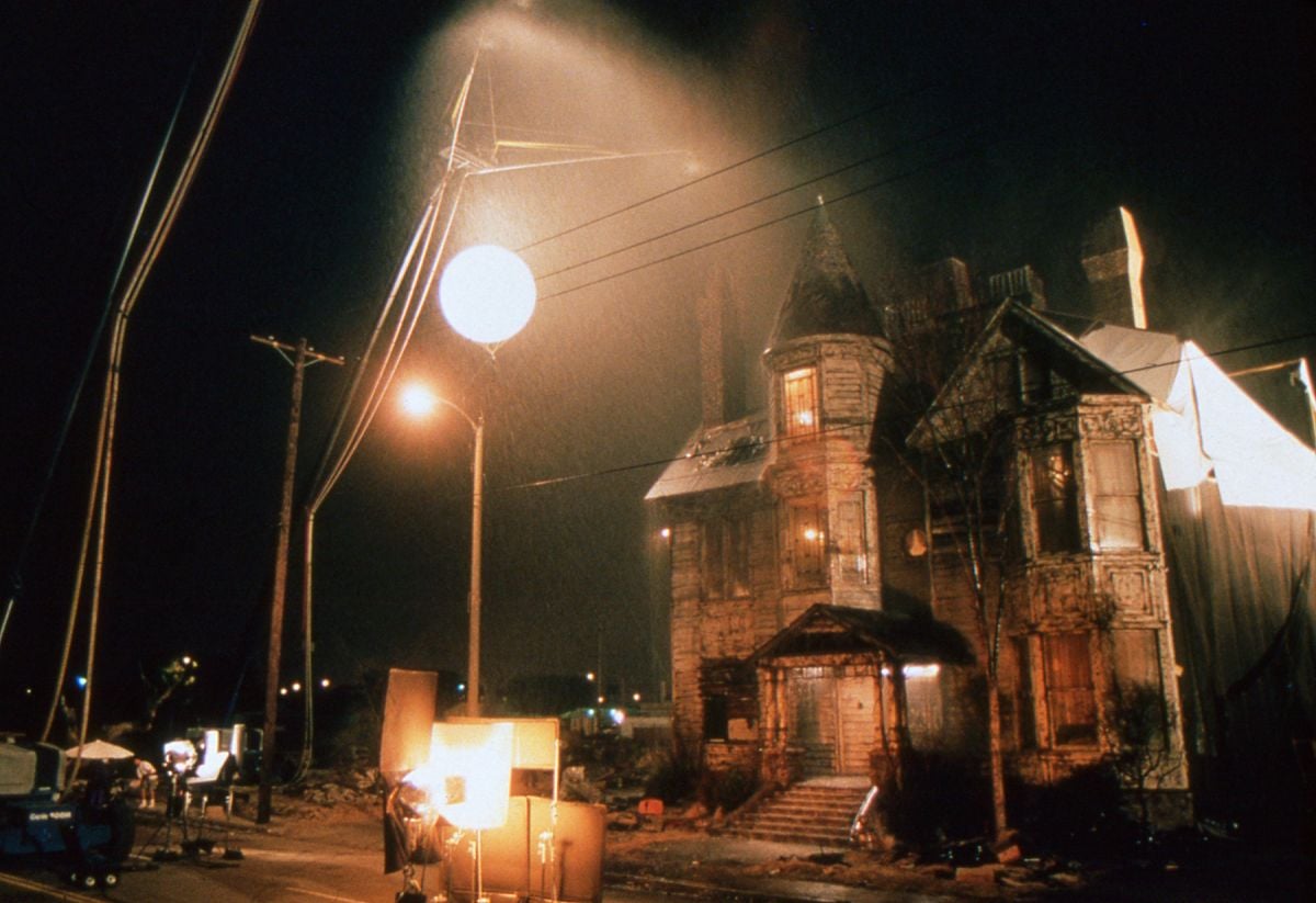 An exterior lighting setup for the Paper Street exterior set built in San Pedro. “We tried to stay away from the huge backlighting sources and the blue ‘moonlight’ look,” sats Cronenweth. “Most of out lights were kept pretty white. In San Pedro there are a lot of sodium-vapor lights that take on an orangey hue, so if we did occasionally use a backlight, we'd often balance it to the sodium vapors and play it as another street lamp. For the house exterior, I used an 8K tungsten balloon, which allowed us to get the light out of the way of the frame easily and get us a base exposure that was 2 or 2 1/2 stops under. We also surrounded the house with 20Ks and some of Claudio’s DecaLights.”