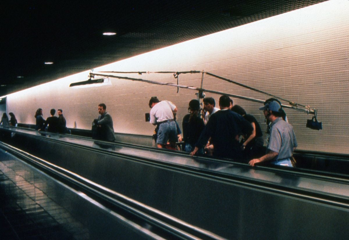 The narrator makes a weary trek through the airport. On a boom pole, a diffused Kino tube offers a touch of soft toplight ambiance — a method used by Cronenweth throughout the film.