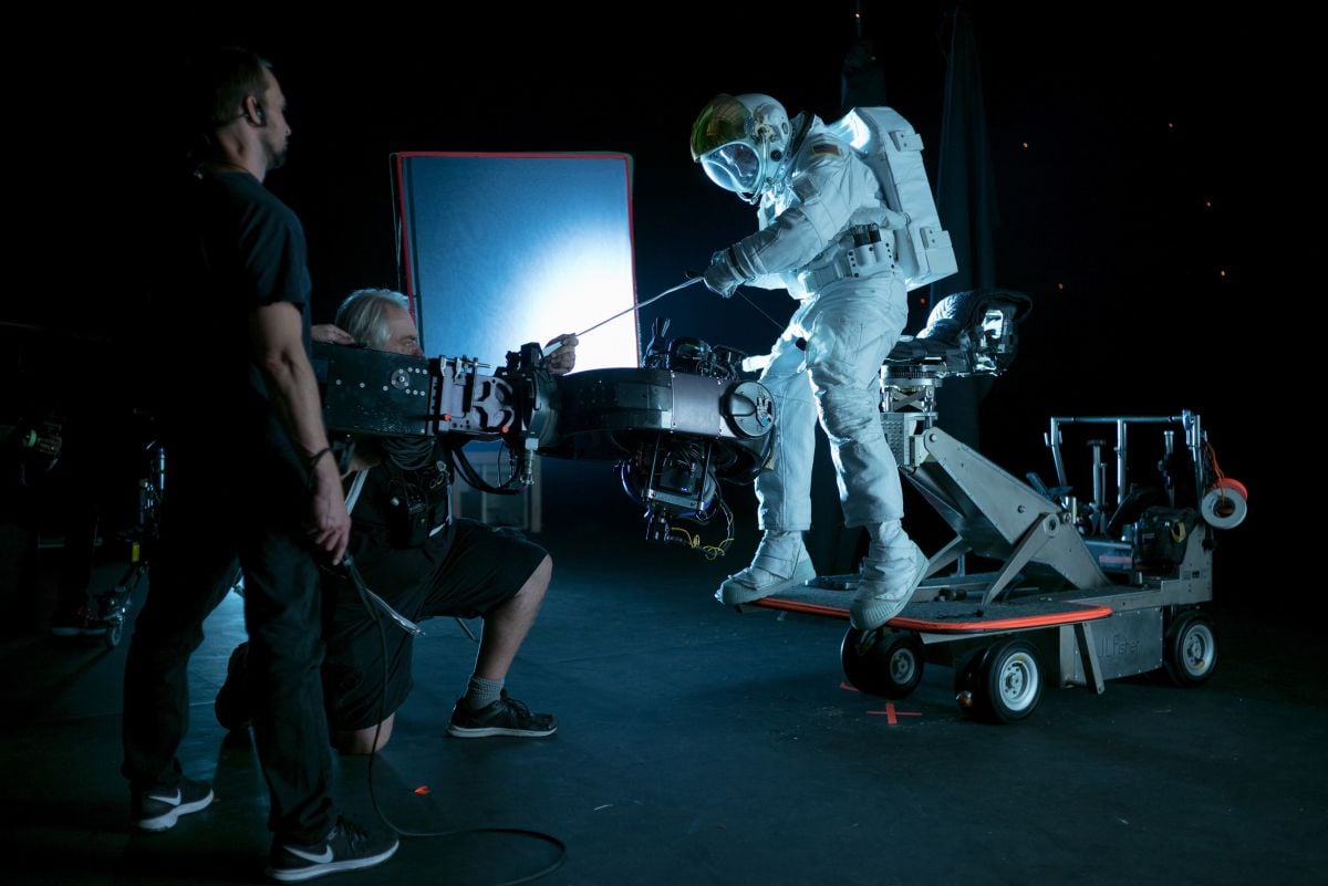 Cast and crew work onstage to capture a live-action element for a sequence set outside the Lima spacecraft. Regarding the techniques on display in the film, gaffer Adam Chambers offers, “All of this was the brainchild of Hoyte van Hoytema and Mr. Gray. We were merely facilitators doing what was asked of us — the credit really belongs to those two gentlemen.”
