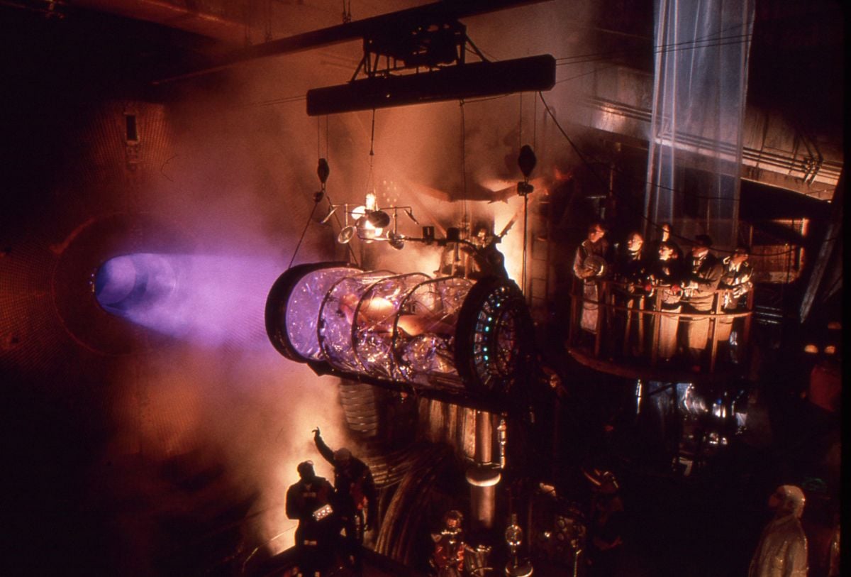 With Cole embedded in a chrysalis-like tube, the scientists insert their explorer into the time machine that will send him back to the year 1996. Working in one of the disused Philadelphia power plants, Beecroft's crew cut an oblong hole into a corroded condenser. Pratt used smoke and a Xenon unit to create the futuristic shaft of light.