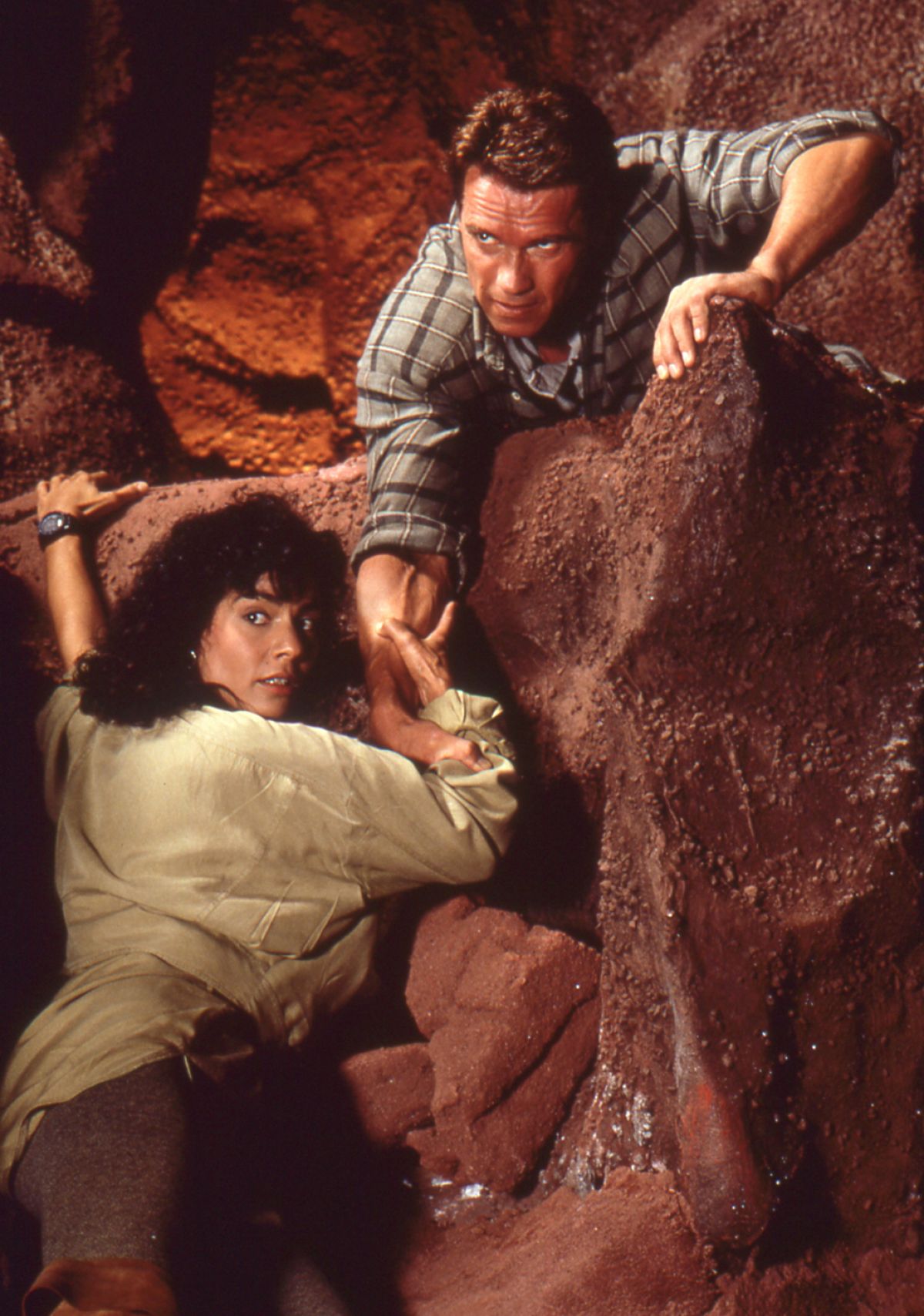 Quaid (Schwarzenegger) helps Melina (Rachel Ticotin) up the Martian landscape.