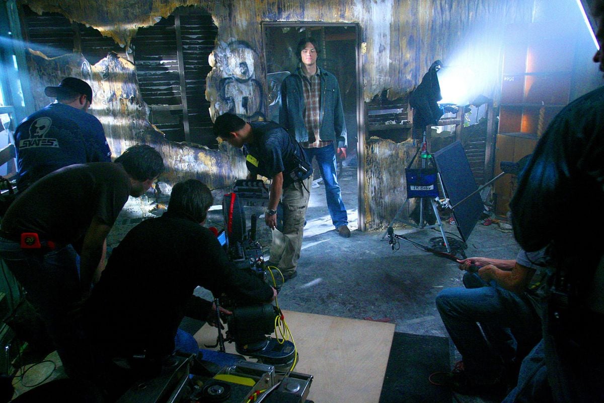 Padalecki stands by as the cameras are set to roll on the episode “Bloodlust” from Season 2, as Sam seeks a vampire hunter who has kidnapped his brother.