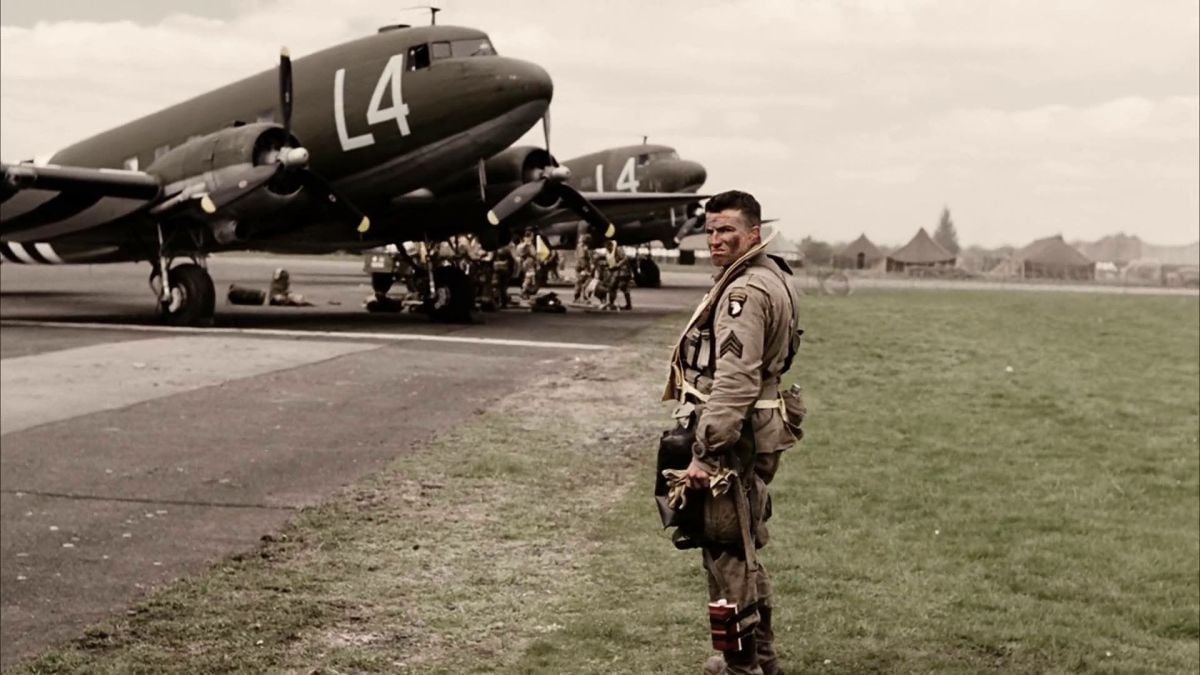 Bill Guarnere (Frank John Hughes) in front of the C-47 aircraft that would drop Easy Company over Normandy.