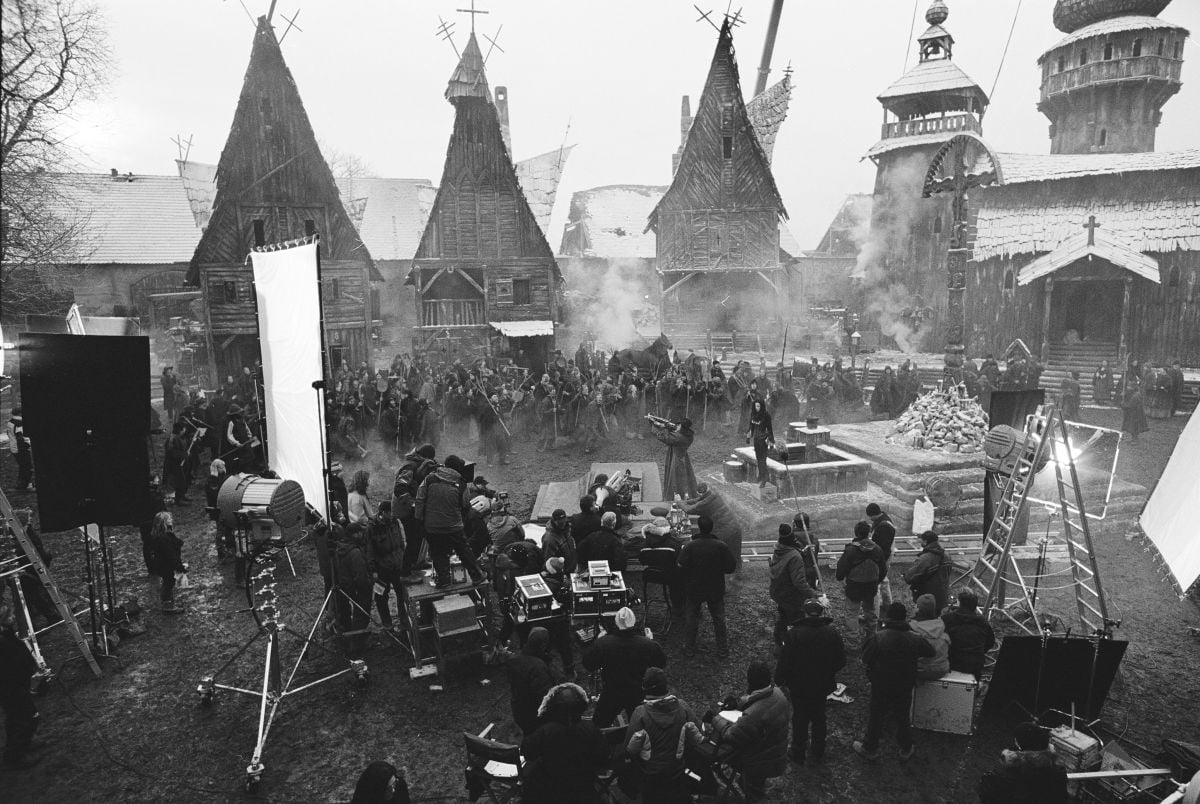 Daviau's crew sets up coverage on actors Hugh Jackman and Kate Beckinsale while filming the horror yarn Van Helsing (2004). This would be the cinematographer's final feature project.