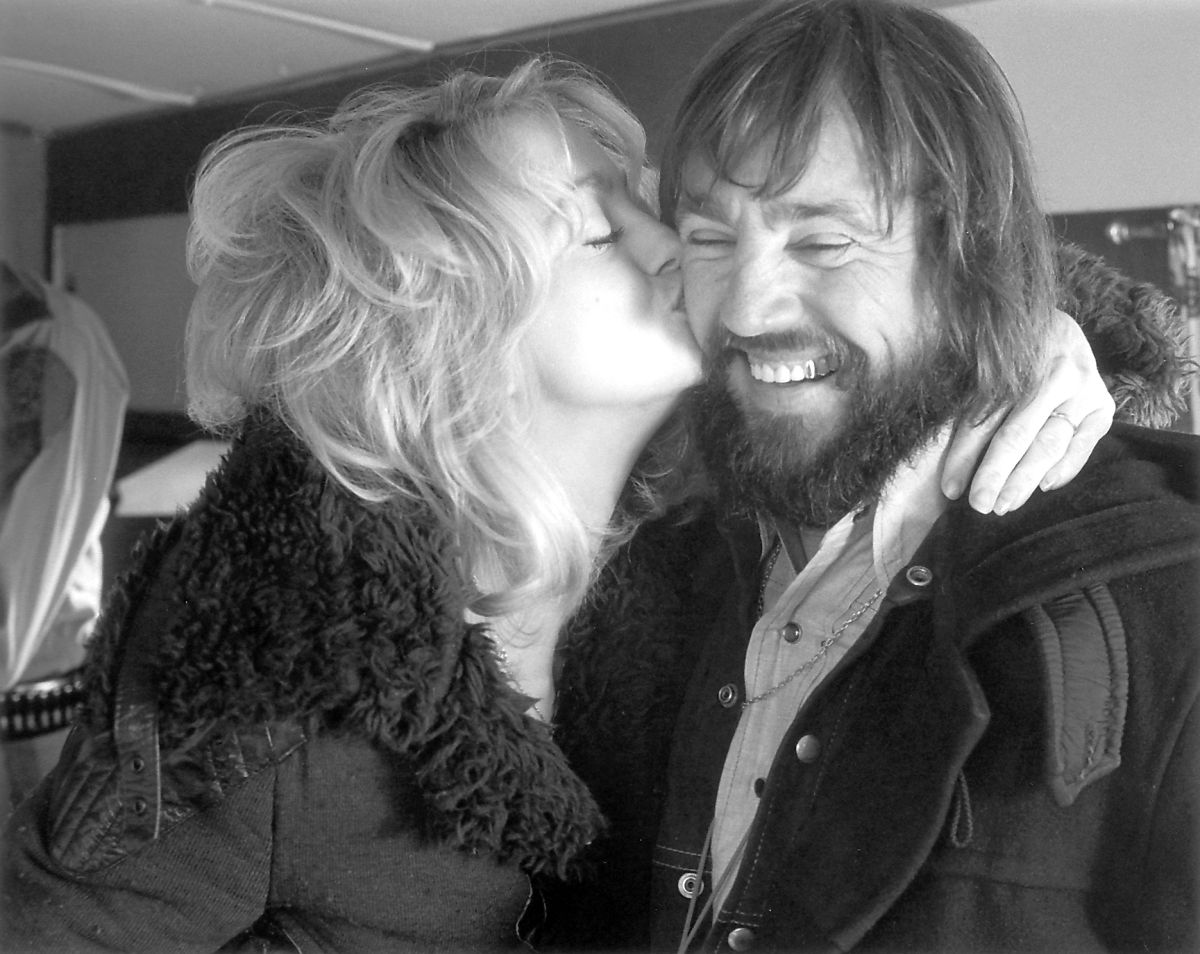 Star Goldie Hawn shows her affection for Zsigmond.