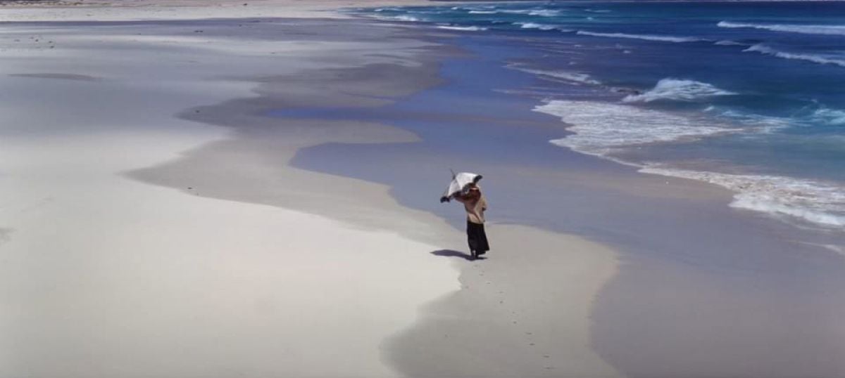 Sarah Miles’ “Rosy” walks along the beach.