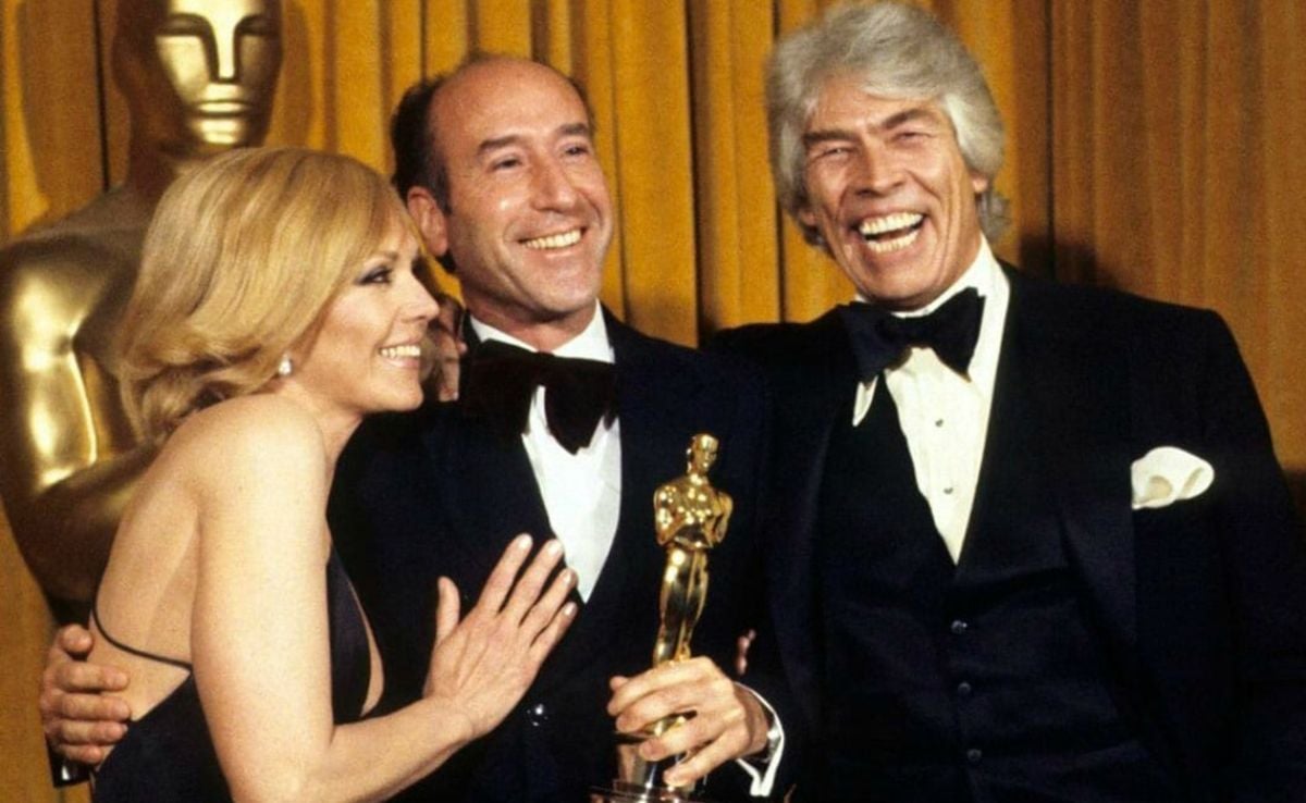 A happy Almendros, after winning his “Oscar,” accepts a congratulatory kiss from Kim Novak, while co-presenter James Coburn looks on. Almendros’ unconventional lighting techniques during filming often shocked the “Old Guard” American crew, but you can’t argue with an Oscar.